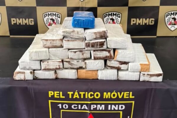 Perseguição policial termina com apreensão de 25 barras de maconha entre Viçosa e Coimbra