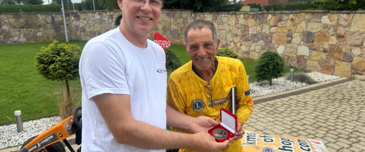 Zé do Pedal recebe medalha de universidade na Polônia por atuação em ações humanitárias
