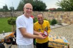 Zé do Pedal recebe medalha de universidade na Polônia por atuação em ações humanitárias