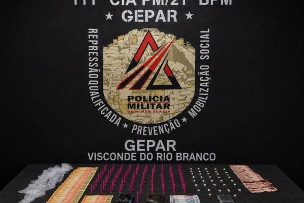 PM apreende drogas, dinheiro e materiais usados no tráfico em Visconde do Rio Branco