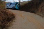 Ônibus escolar bate em barranco na zona rural de Visconde do Rio Branco