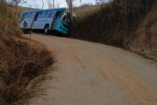 Ônibus escolar bate em barranco na zona rural de Visconde do Rio Branco
