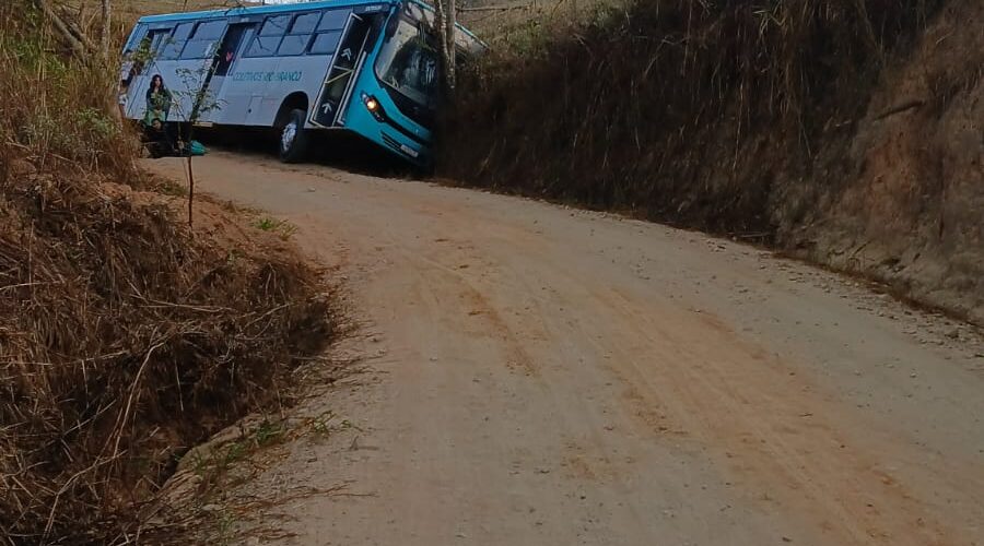 Ônibus escolar bate em barranco na zona rural de Visconde do Rio Branco