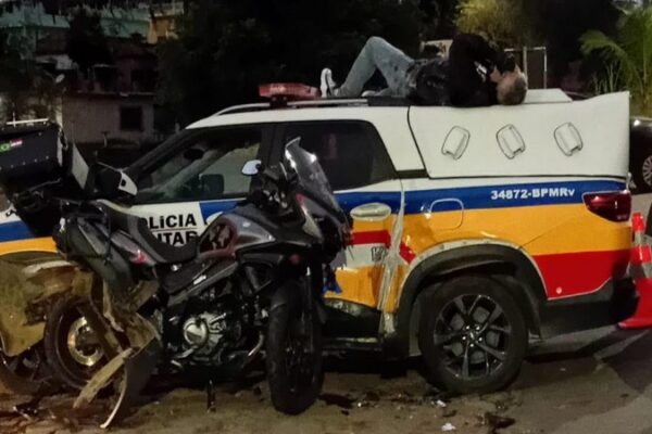 Motorista é preso após atingir moto e viatura durante blitz na BR-356, em Muriaé