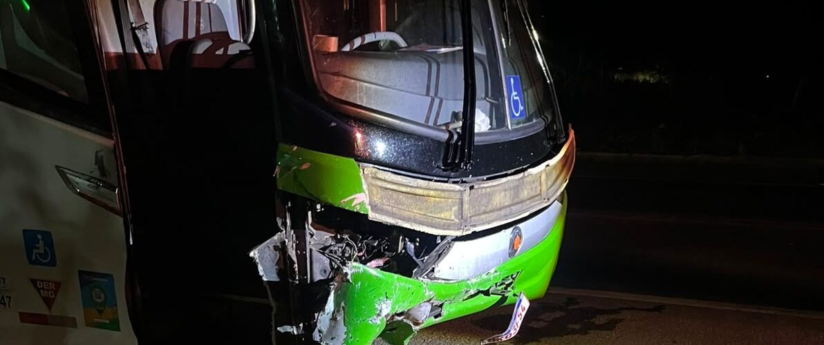 Acidente entre carro e ônibus deixa uma pessoa morta na BR-116, em Muriaé