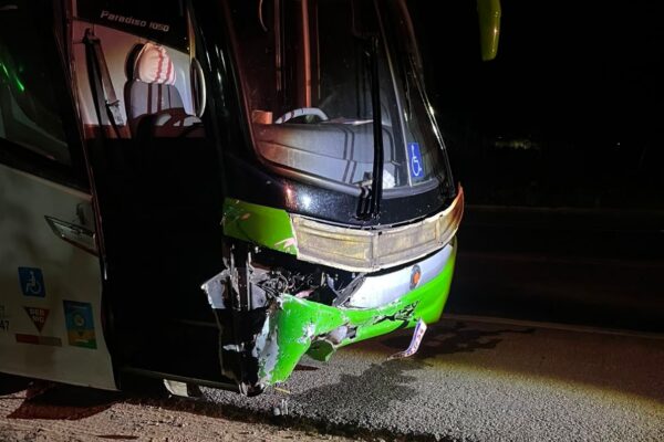 Acidente entre carro e ônibus deixa uma pessoa morta na BR-116, em Muriaé