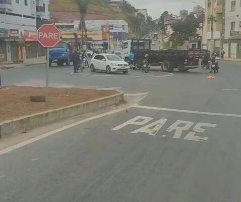 Colisão entre moto e caminhão deixa mulher ferida em Viçosa