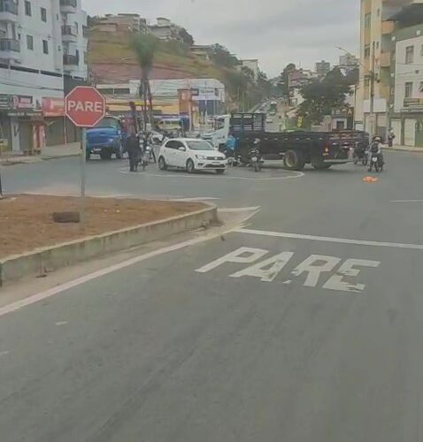 Colisão entre moto e caminhão deixa mulher ferida em Viçosa
