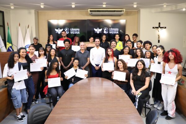 Câmara de Viçosa homenageia grupos de dança por conquistas em competições