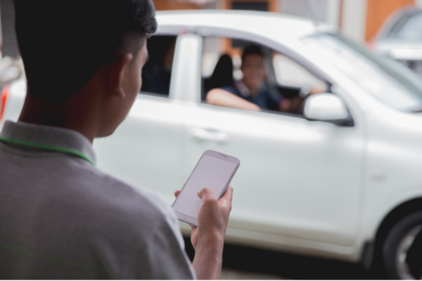Projeto que prevê identificação padronizada em carros de aplicativo avança na Câmara de Viçosa