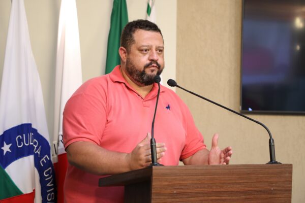 Secretário explica correções no IPTU durante sessão da Câmara de Viçosa