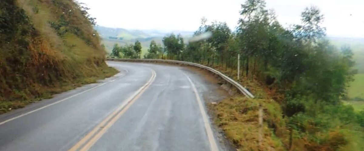 Caminhão tomba na MGC-120, na Serra de São Geraldo