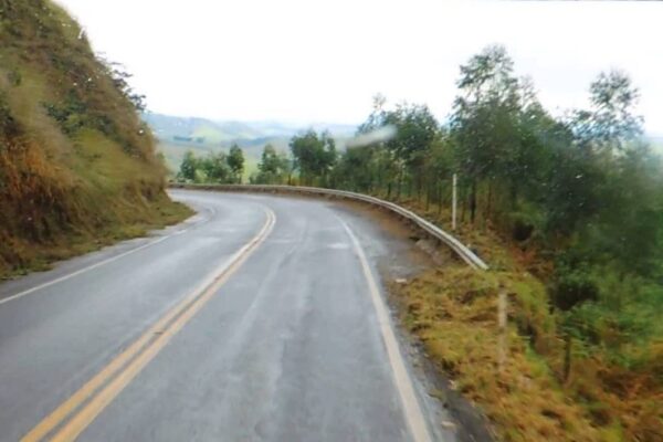 Caminhão tomba na MGC-120, na Serra de São Geraldo