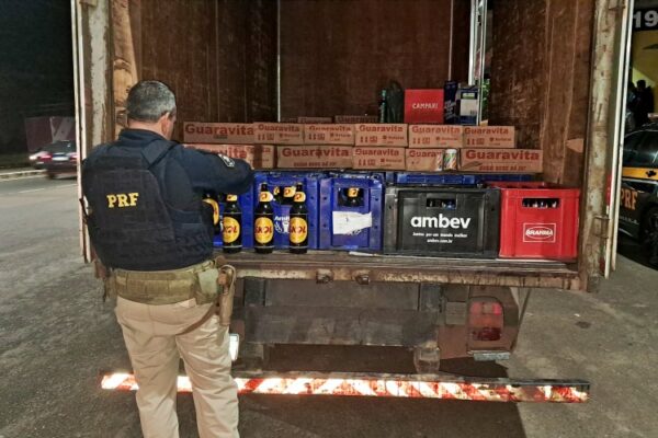 PRF apreende carga de bebidas com indícios de falsificação na BR-356, em Muriaé
