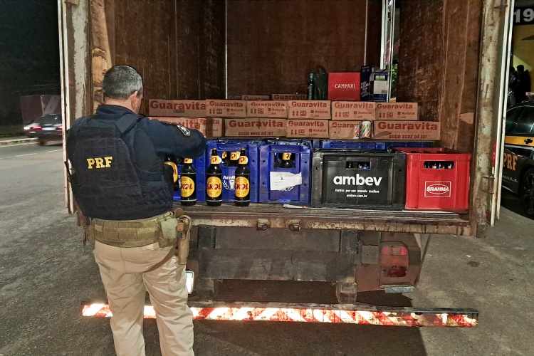 PRF apreende carga de bebidas com indícios de falsificação na BR-356, em Muriaé