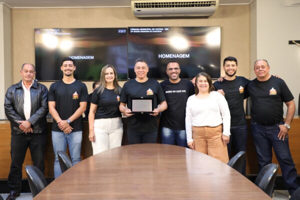 Câmara de Viçosa homenageia Zezé do Cachorro-Quente e tradição da família Barbosa