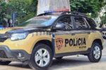 Homem solta pit bulls contra policiais e foge em viatura durante operação na Zona da Mata