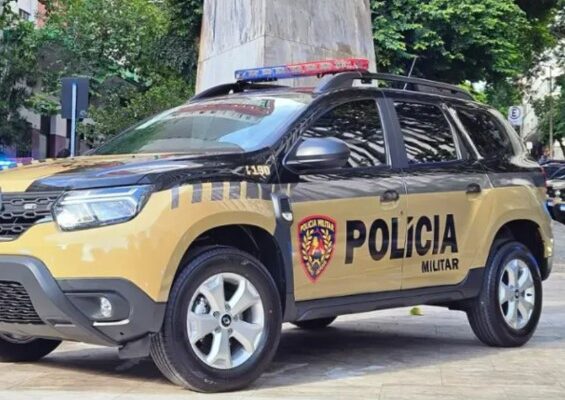 Homem solta pit bulls contra policiais e foge em viatura durante operação na Zona da Mata