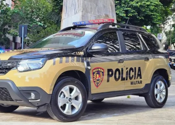 Homem solta pit bulls contra policiais e foge em viatura durante operação na Zona da Mata