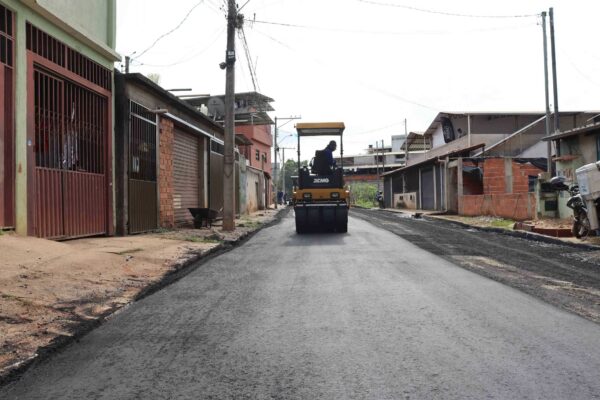 Pavimentação chega a ruas dos bairros São José e Arduino Bolivar, em Viçosa