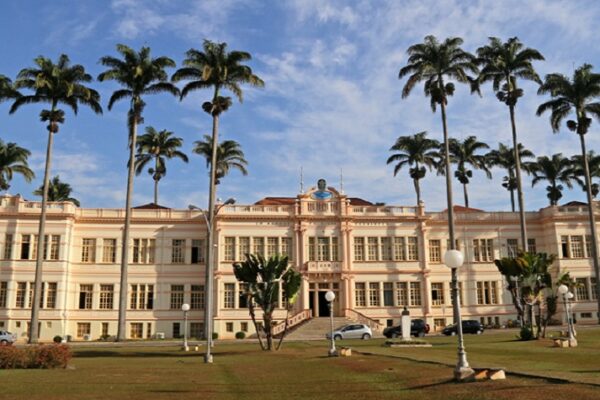 UFV abre concurso para professor com remuneração de R$ 13,2 mil