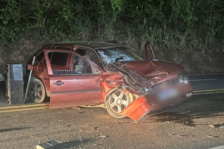 Colisão entre carro e carreta deixa cinco pessoas feridas na BR-116, em Leopoldina