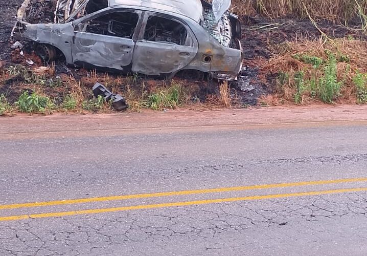 Taxista perde controle do carro, sai da pista e veículo pega fogo na MGC-120
