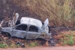 Taxista perde controle do carro, sai da pista e veículo pega fogo na MGC-120