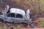 Taxista perde controle do carro, sai da pista e veículo pega fogo na MGC-120