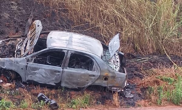 Taxista perde controle do carro, sai da pista e veículo pega fogo na MGC-120