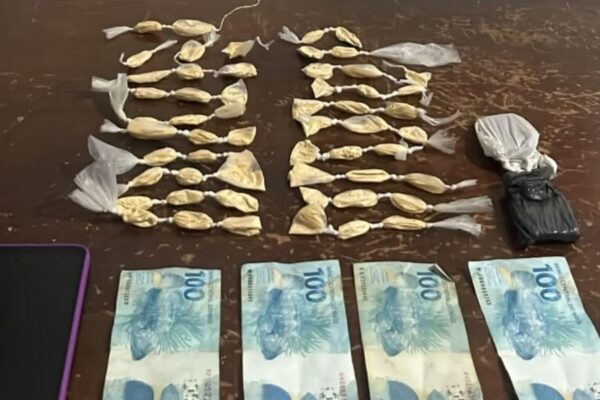 PM apreende 57 papelotes de cocaína e detém dois homens em Senador Firmino
