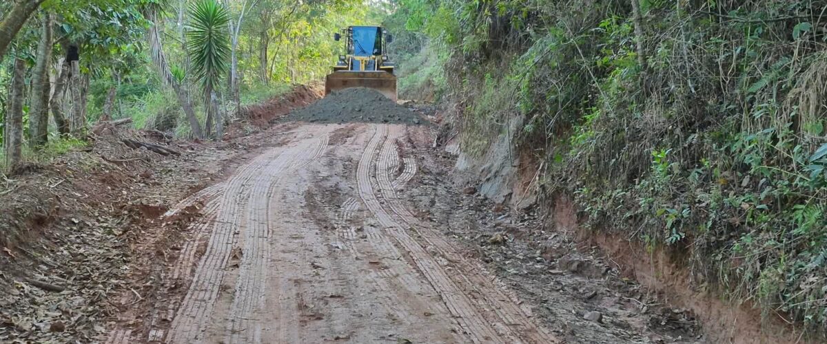 Prefeitura recupera trechos de estradas rurais após danos causados pelas chuvas