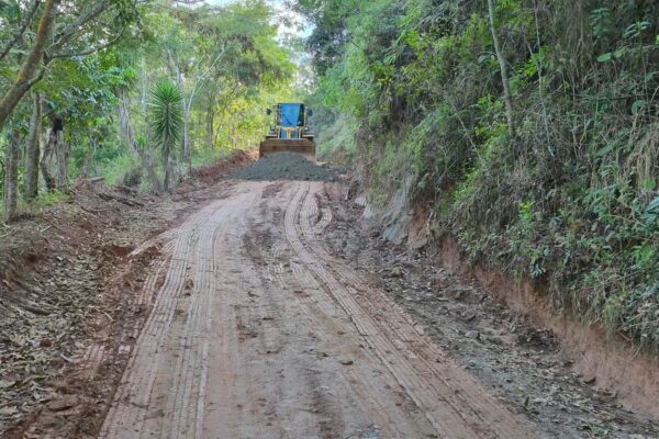 Prefeitura recupera trechos de estradas rurais após danos causados pelas chuvas