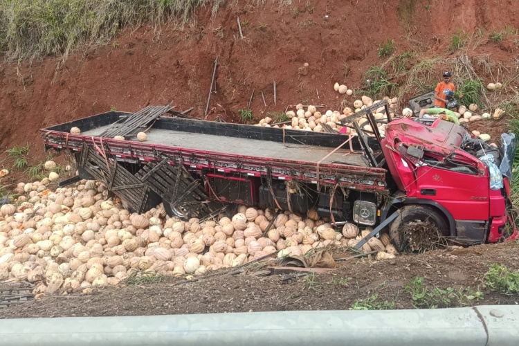 Caminhão carregado de abóboras tomba em ribanceira na BR-116, em Muriaé