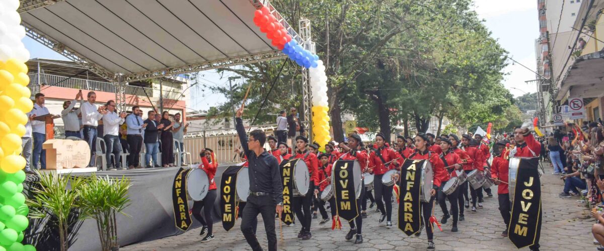 Desfile cívico-militar abre comemorações pelos 155 anos de Viçosa