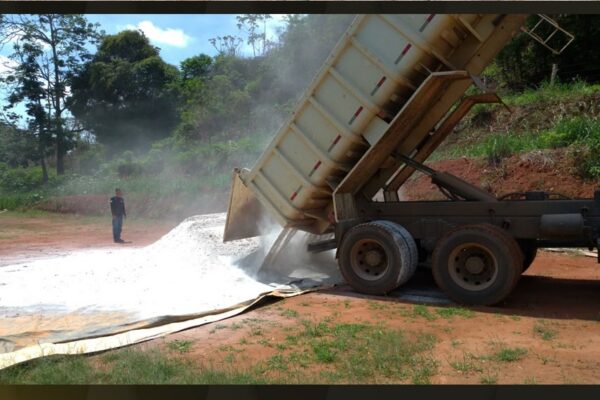 Viçosa inicia entrega de calcário a produtores rurais por meio de compra conjunta