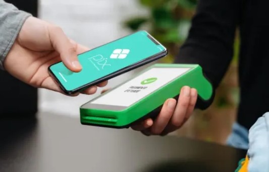 Pix por aproximação deixa de ter teto de R$ 500 nesta quinta-feira