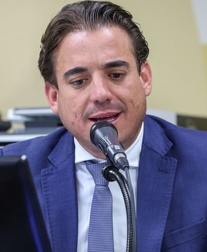 Após vitória nas urnas, deputado Adriano Alvarenga é internado para avaliação médica