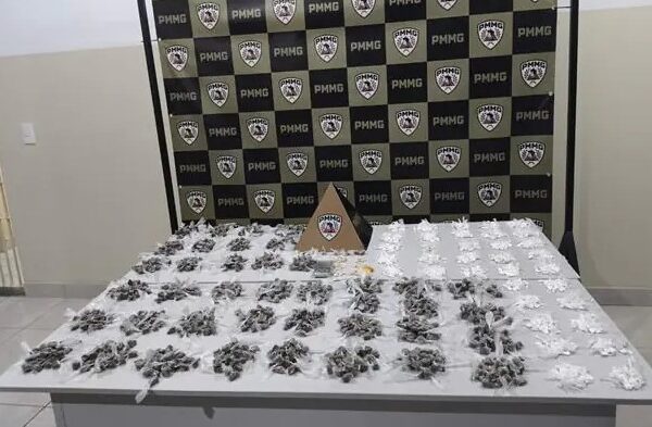 PM apreende 1.948 porções de drogas e prende homem em Muriaé
