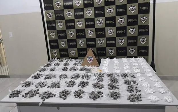 PM apreende 1.948 porções de drogas e prende homem em Muriaé