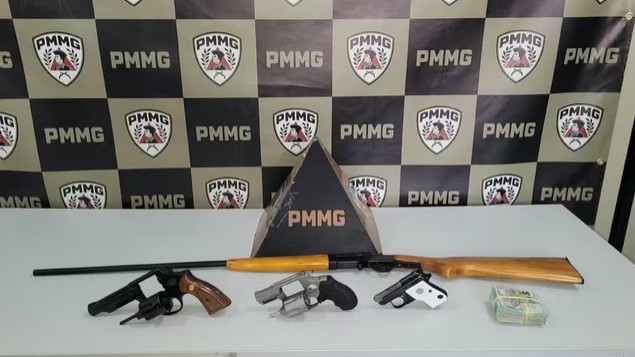 Operação em Muriaé apreende quatro armas e quase R$ 10 mil; duas pessoas são presas