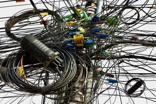 Fios soltos em postes serão discutidos na Câmara de Viçosa nesta segunda-feira
