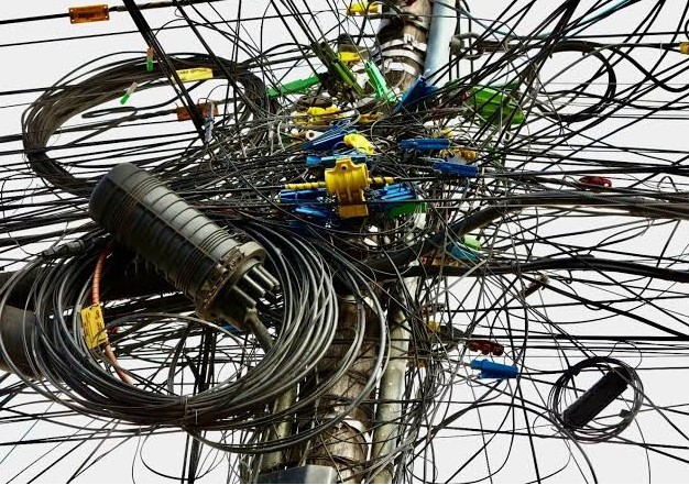 Fios soltos em postes serão discutidos na Câmara de Viçosa nesta segunda-feira