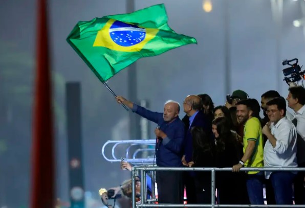 Lula tem 67,92% dos votos válidos em Viçosa; Flávio Bolsonaro registra 32,08%
