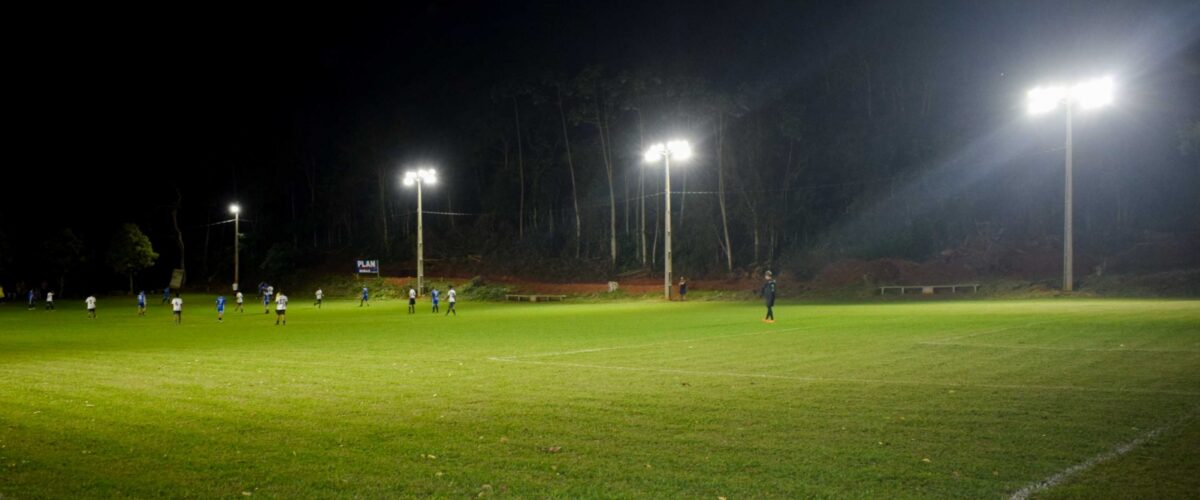 Campo do Paraíso recebe novo sistema de iluminação com 60 refletores