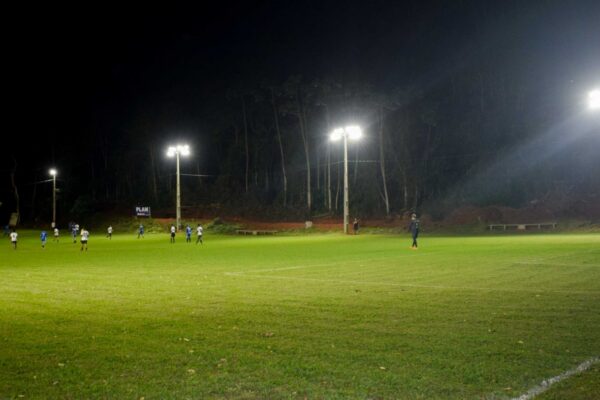 Campo do Paraíso recebe novo sistema de iluminação com 60 refletores