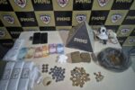 PM apreende cocaína, maconha e materiais usados para fracionamento de drogas em Teixeiras