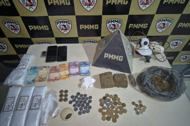 PM apreende cocaína, maconha e materiais usados para fracionamento de drogas em Teixeiras