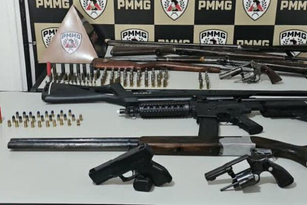Operação conjunta prende três homens e apreende sete armas em Fervedouro
