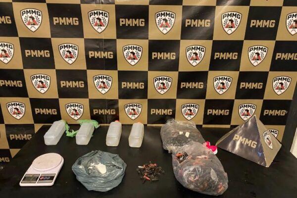 Polícia apreende drogas e materiais usados para acondicionamento em imóvel abandonado em Viçosa